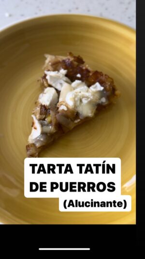 María Castro Instagram - TARTA TATÍN DE PUERROS!

- sartén con mantequilla derretida
-ponemos puerros, sal y pimienta y tapamos. En 15 min los tenéis.
-cubrimos la sartén con masa de hojaldre y pintamos con huevo… y al horno a 180 15 min.
- le damos la vuelta y en caliente ponemos queso de cabra (o el que elijáis) y miel!

Vais a alucinar y lo sé!!!!!! Y eso me pone hasta nerviosa! 
Que aproveche!!!!!!