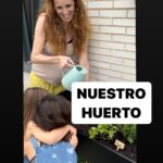 María Castro Instagram - *publi Esta semana Santa, por razones de peso EVIDENTES, no nos podemos mover de Madrid…. Pero en esta casa el ritmo no para y las niñas tampoco, así q a base de mini escapadas, nos vamos organizando. Hace mucho que tengo ganas de montar un huertecito en la terraza, y ya q las plantas son vida, y la bebé que llega tamb, pues así: regando, compartiendo, trabajando la paciencia, vamos y van aprendiendo para lo q se nos viene encima jajajjajaja. Y en cada miniescapada aprovechamos para parar en la estaciones de servicio de @repsol y disfrutar de la promo #ViajaGratisTodaLaVida , por que por cada repostaje de 30 euros o más, pagando con la app @mywaylet y seleccionando la tarjeta #RepsolTravel , entramos en el sorteo de 3 premios de 15 millones de Puntos Travel Club…. Para canjear por hoteles, vuelos… cuando se pueda claro! ¡solo hasta el 15 de abril! Con eso de q los bebés vienen con un pan debajo del brazo, pues a ver si hay suerte! Ya me contaréis si os toca!