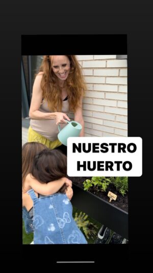 María Castro Instagram - *publi Esta semana Santa, por razones de peso EVIDENTES, no nos podemos mover de Madrid…. Pero en esta casa el ritmo no para y las niñas tampoco, así q a base de mini escapadas, nos vamos organizando.
Hace mucho que tengo ganas de montar un huertecito en la terraza, y ya q las plantas son vida, y la bebé que llega tamb, pues así: regando, compartiendo, trabajando la paciencia, vamos y van aprendiendo para lo q se nos viene encima jajajjajaja.
Y en cada miniescapada aprovechamos para parar en la estaciones de servicio de @repsol y disfrutar de la promo #ViajaGratisTodaLaVida , por que por cada repostaje de 30 euros o más, pagando con la app @mywaylet  y seleccionando la tarjeta #RepsolTravel , entramos en el sorteo de 3 premios de 15 millones de Puntos Travel Club…. Para canjear por hoteles, vuelos… cuando se pueda claro! ¡solo hasta el 15 de abril!
Con eso de q los bebés vienen con un pan debajo del brazo, pues a ver si hay suerte!
Ya me contaréis si os toca!