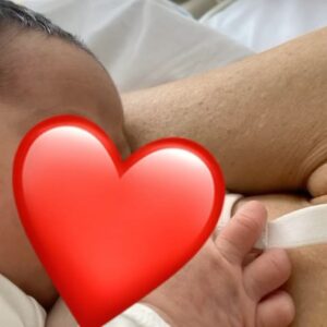 María Castro Instagram - FIN de una etapa…
Esta es mi primera “teti” con Oli, y esta foto de ayer, fue tomada después de la última, creo….

Y después de tres años, puedo confesar que lloré… pero un rato largo y en silencio, mientras le agarraba fuertemente la manita.
Quizá a algun@s les parezca exagerado, pero hace mucho que decidí no juzgar los sentimientos, y con trabajo y esfuerzo mediante, no juzgar tampoco los míos.

NUNCA pensé que estaría tres años dando de mamar a nadie… pero es que tampoco nunca pensé que ninguna de mis hijas querría seguir ahí, de algún modo “enganchada” a mi, 3 años después. 

Con Maia fue un destete sencillo, a los 8 meses, y casi sin estar yo preparada, un día cerró la boca… y ya nunca más.

Con Oli… con Oli fue bien distinto. Soportamos crisis de lactancia… la salida de los dientes… algún que otro mordisco… una gira enooorme de por medio, sacándome leche por España entera…

En este punto, tengo q darle las GRACIAS mi marido, por entender que la lactancia es cosa de dos, durante jna gira eterna y “soportar esas noches”, que aún pareciendo pocas en 2 años (no más de 50), me consta que fueron excesivamente largas… quedándose en casa con una bebé, que lloraba horas por su teta, sentada en la puerta de la calle llamando por “mamááá”, hasta que finalmente caía rendida de puro agotamiento… Todo esto mientras la hermana mayor pero aún pequeña, lloraba al verla de pura angustia … y mamá también lloraba desde pueblos perdidos de España, al ver la estampa desde la cámara con wifi… hasta que un día se me dio por arrancarla de cuajo, por no poder soportar el corazón encogido en la distancia, mientras la leche y las lágrimas se me derramaban al tiempo sin control.

Gracias papá… sé que te acostabas con terror, y seguro q con lágrimas de impotencia más de una vez.

Pues bien… creo q hemos llegado hasta aquí… y justo de la forma q yo quería… sin negar y con mucho respeto.

Hace tres meses q estoy embarazada, y aún con mis dolores y malestar he elegido seguir, para ver si era ella la q tomaba la decisión… sobre todo porque, mamando solo para dormir, me olía que el final podía estar cerca… y ya habiendo llegado hasta aquí….
(Sigue en comentarios ….)