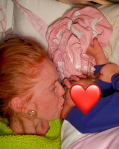 María Castro Instagram - FIN de una etapa… Esta es mi primera “teti” con Oli, y esta foto de ayer, fue tomada después de la última, creo…. Y después de tres años, puedo confesar que lloré… pero un rato largo y en silencio, mientras le agarraba fuertemente la manita. Quizá a algun@s les parezca exagerado, pero hace mucho que decidí no juzgar los sentimientos, y con trabajo y esfuerzo mediante, no juzgar tampoco los míos. NUNCA pensé que estaría tres años dando de mamar a nadie… pero es que tampoco nunca pensé que ninguna de mis hijas querría seguir ahí, de algún modo “enganchada” a mi, 3 años después. Con Maia fue un destete sencillo, a los 8 meses, y casi sin estar yo preparada, un día cerró la boca… y ya nunca más. Con Oli… con Oli fue bien distinto. Soportamos crisis de lactancia… la salida de los dientes… algún que otro mordisco… una gira enooorme de por medio, sacándome leche por España entera… En este punto, tengo q darle las GRACIAS mi marido, por entender que la lactancia es cosa de dos, durante jna gira eterna y “soportar esas noches”, que aún pareciendo pocas en 2 años (no más de 50), me consta que fueron excesivamente largas… quedándose en casa con una bebé, que lloraba horas por su teta, sentada en la puerta de la calle llamando por “mamááá”, hasta que finalmente caía rendida de puro agotamiento… Todo esto mientras la hermana mayor pero aún pequeña, lloraba al verla de pura angustia … y mamá también lloraba desde pueblos perdidos de España, al ver la estampa desde la cámara con wifi… hasta que un día se me dio por arrancarla de cuajo, por no poder soportar el corazón encogido en la distancia, mientras la leche y las lágrimas se me derramaban al tiempo sin control. Gracias papá… sé que te acostabas con terror, y seguro q con lágrimas de impotencia más de una vez. Pues bien… creo q hemos llegado hasta aquí… y justo de la forma q yo quería… sin negar y con mucho respeto. Hace tres meses q estoy embarazada, y aún con mis dolores y malestar he elegido seguir, para ver si era ella la q tomaba la decisión… sobre todo porque, mamando solo para dormir, me olía que el final podía estar cerca… y ya habiendo llegado hasta aquí…. (Sigue en comentarios ….)