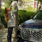 María Castro Instagram - Continuamos con las primeras veces… y hoy, que “tocaba” pediatra (ya os contaré), “tocaba” también el momento coche. Confieso que iba en tensión… primero porque con un recién nacido a bordo, siempre tengo la sensación de que el resto de vehículos han salido a la carretera dispuestos a “chocar contra mi” jajajajjaja. Juro que me siento como en un videojuego, en el cual, como el mismísimo Félix Rodríguez de la Fuente, mi misión es mantener con vida al último chimpancé (monísimo) de la humanidad. Y aparte de la tensión por los de fuera, me daba pavor LA de dentro…. La número 1 y la número 2, siempre han viajado fatal desde bebés… ni canciones, ni sacar del bolso juguetes a lo Mary Poppins… nada! O iban dormidas, o a los 5 min, fin del viaje. Y reconozco que “fabriqué” una especie de fobia a encerrarme entre esas cuatro paredes, tratando de soportar los lloros estridentes e intentando sin éxito, dar teta en movimiento, sin desatarme yo, ni desatarlas a ellas! Que la seguridad siempre será lo primero. Hasta que llegó SANTA EMMA! jajaja. Que hemos comprobado que la pongas despierta o dormida, le da igual q le da lo mismo. Se relaja y disfruta de la travesía, y de rebote relaja al que va al volante, que falta que hace!!!!! Dicen q los terceros son así, de paz… más que nada, porque saben que tienen que adaptarse a la marcha de la casa y porque asumen que es su papel y que no les queda otra. Y parece que Emma no ha venido a romper la regla. A ver si les da “calma” a las dos hermanas “mayores”, y podemos viajar más… que hasta ahora hemos sobrevivido a base de buses, trenes y demás medios de transporte público. A ver si el truco va a ser el coche @ssangyonges … que se siente protegida dentro… Si lo llego a saber antes….. #publi #SsangYong #Rexton