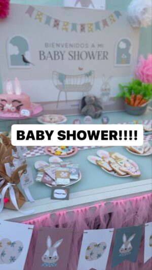 María Castro Instagram - BABY SHOWER al canto !!!
Todo hecho con nuestras manitas… salvo por la ayuda de la papelería de @mamaleona.oficial , que SIEMPRE te “levanta” cualquier mesa!!!
Menudo descubrimiento!

Trato de dejaros por stories la explicación de cada cosita… porque es una mesa dulce de conejitos de pascua, y os vale para cualquier día de estas fiestas!!!!!