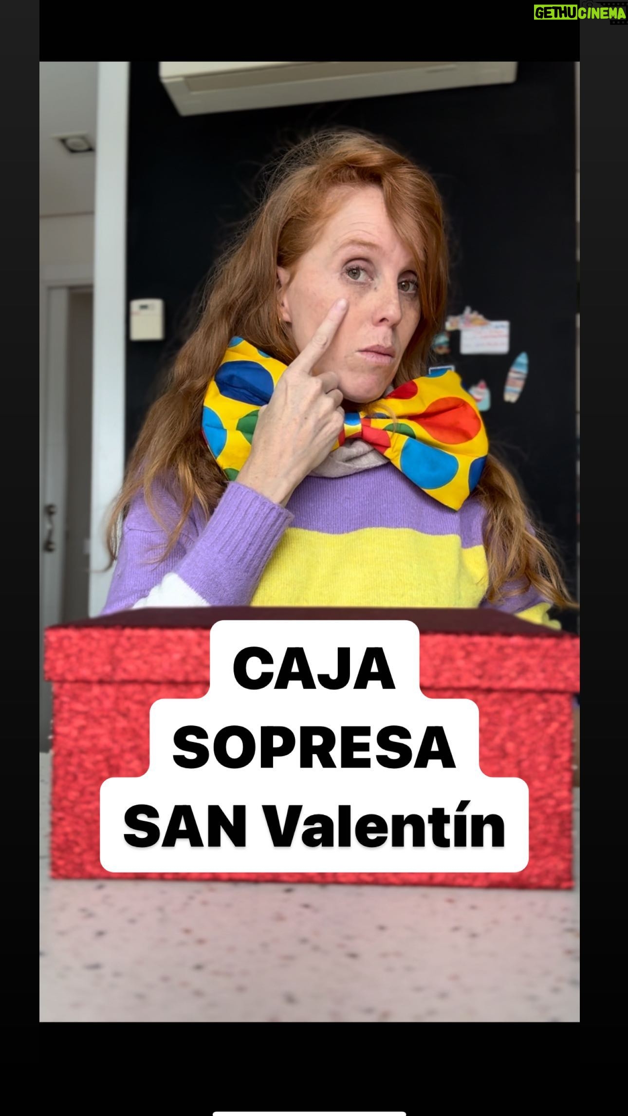 María Castro Instagram - CAJA SORPRESA PARA SAN VALENTÍN! Como veis tan sencillas como resultonas! Cogemos tres cajas, que encajen una dentro de la otra… incluso valdrían de zapatos, forradas a nuestro gusto. Les cortamos los vértices y dentro añade lo que quieras: -chuches -fotos -vales por… - o de todo un poco! Pegamos una caja dentro de la otra, cerramos las tapitas a presión y mirad qué regalo más vistoso!!!!! Contadme si lo haréis os si tenéis otras ideas!!!