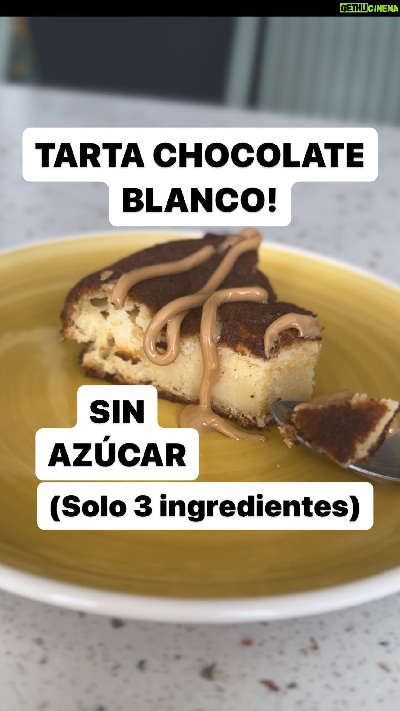 María Castro Instagram - TARTA DE CHOCOLATE BLANCO, sin azúcares añadidos!!! 3 ingredientes y PUNTO!! -4 huevos: separamos las claras de las yemas - batimos claras a punto de nieve - derretimos el chocolate blanco en el microondas con una cucharada de aceite de coco (ir de minuto en minuto, para q no se queme) - mezclamos el chocolate blanco derretido con las yemas - luego añadimos las claras a punto de nieve, con movimiento envolventes. - y en un molde engrasado se va todo al horno a 180 - una media hora. Si lo acompañas con una crema de frutos secos… ya pierdes el “sentío”!!!!! De nada!!! Por cierto… se la vi a @tasty_hunting y tenía q probarla! Sabe tan bien, como la cara q se me queda!