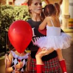 María Castro Instagram – La llegada fue un poco “susto generalizado”, pero en cuanto Jose se hizo “amigo” del payasete ese tan “mono” (foto 2), ya todo fue coser y cantar!!!!!!
 
Calor hace, sí… pero lo sabíamos… y los disfraces de IT, que me saque de la manga ayer a las 18h, se adaptaron a las temperaturas!!!!!

Si les llego a traer los invernetos que les tenía preparados, se me cuecen!

Si queréis coger la idea:
– un tutú blanco
– una malla o camiseta blanca
– calcetín alto
– y unos cuantos pompones hechos en el momento.
 A ver, el globo de Helio y el pelo rojo son el toque. Y el maquillaje de esas caritas… pero esas me las guardo para mí 😀!!!!

Feliz PREHALLOWEEN @parquewarner @tomaspalaciostp