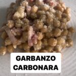María Castro Instagram - GARBANZOS CARBONARA EN 5 min!!!!! - pasamos bacon en la sartén… - añadimos el garbanzo ya cocido (más rápido) y damos vueltas para que coja sabor. - la salsa: un huevo batido, sal y unos puñados de parmesano….y a remover - lo añadimos a la sartén, bajando el fuego para q no se cuaje el huevo, y una vez esté la salsa cocinada y bien mezclada se retira y se sirve! Regamos con parmesano por encima, y está de MUERTE por carbonara!