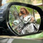 María Castro Instagram – Continuamos con las primeras veces… y hoy, que “tocaba” pediatra (ya os contaré), “tocaba” también el momento coche.

Confieso que iba en tensión… primero porque con un recién nacido a bordo, siempre tengo la sensación de que el resto de vehículos han salido a la carretera dispuestos a “chocar contra mi” jajajajjaja.

Juro que me siento como en un videojuego, en el cual, como el mismísimo Félix Rodríguez de la Fuente, mi misión es mantener  con vida al último chimpancé (monísimo) de la humanidad.

Y aparte de la tensión por los de fuera, me daba pavor LA de dentro…. 
La número 1 y la número 2, siempre han viajado fatal desde bebés… ni canciones, ni sacar del bolso juguetes a lo Mary Poppins… nada! O iban dormidas, o a los 5 min, fin del viaje. Y reconozco que “fabriqué” una especie de fobia a encerrarme entre esas cuatro paredes, tratando de soportar los lloros estridentes e intentando sin éxito, dar teta en movimiento, sin desatarme yo, ni desatarlas a ellas! Que la seguridad siempre será lo primero.

Hasta que llegó SANTA EMMA! jajaja. Que hemos comprobado que la pongas despierta o dormida, le da igual q le da lo mismo. Se relaja y disfruta de la travesía, y de rebote relaja al que va al volante, que falta que hace!!!!!

Dicen q los terceros son así, de paz… más que nada, porque saben que tienen que adaptarse a la marcha de la casa y porque asumen que es su papel y que no les queda otra.
Y parece que Emma no ha venido a romper la regla. 
A ver si les da “calma” a las dos hermanas “mayores”, y podemos viajar más… que hasta ahora hemos sobrevivido a base de buses, trenes y demás medios de transporte público.

A ver si el truco va a ser el coche @ssangyonges … que se siente protegida dentro…
Si lo llego a saber antes…..
#publi #SsangYong #Rexton