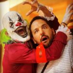 María Castro Instagram - La llegada fue un poco “susto generalizado”, pero en cuanto Jose se hizo “amigo” del payasete ese tan “mono” (foto 2), ya todo fue coser y cantar!!!!!! Calor hace, sí… pero lo sabíamos… y los disfraces de IT, que me saque de la manga ayer a las 18h, se adaptaron a las temperaturas!!!!! Si les llego a traer los invernetos que les tenía preparados, se me cuecen! Si queréis coger la idea: - un tutú blanco - una malla o camiseta blanca - calcetín alto - y unos cuantos pompones hechos en el momento. A ver, el globo de Helio y el pelo rojo son el toque. Y el maquillaje de esas caritas… pero esas me las guardo para mí 😀!!!! Feliz PREHALLOWEEN @parquewarner @tomaspalaciostp