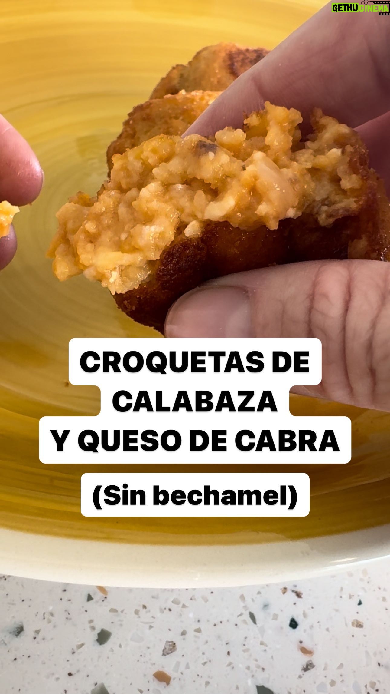 María Castro Instagram - ESTÁS CROQUETAS son….. de nada!!!!! - Asamos la calabaza, 400 g. Yo hace mucho q lo hago en el microondas porque es facilísimo. La pongo en trozos con papel film envolviendo el plato, aceite y sal, y en unos 10 min la tienes . - añado 1/2 cebolla, pasada previamente en la sartén. -120 g de queso de cabra en trozos -40 g de pan rallado o cereal sin azúcar triturado. Meto esa masa en la manga pastelera, porque me es mas sencillo luego y ya veis cómo las elaboro en el vídeo. Rebozado: - huevo -pan rallado -huevo -pan rallado… Si al pan rallado le añadís parmesano, mejor que mejor!!! A freír poco y en abundante aceite bien caliente. A escurrir y a zampar!!! MADRE MÍA del amor hermoso!! 120 40