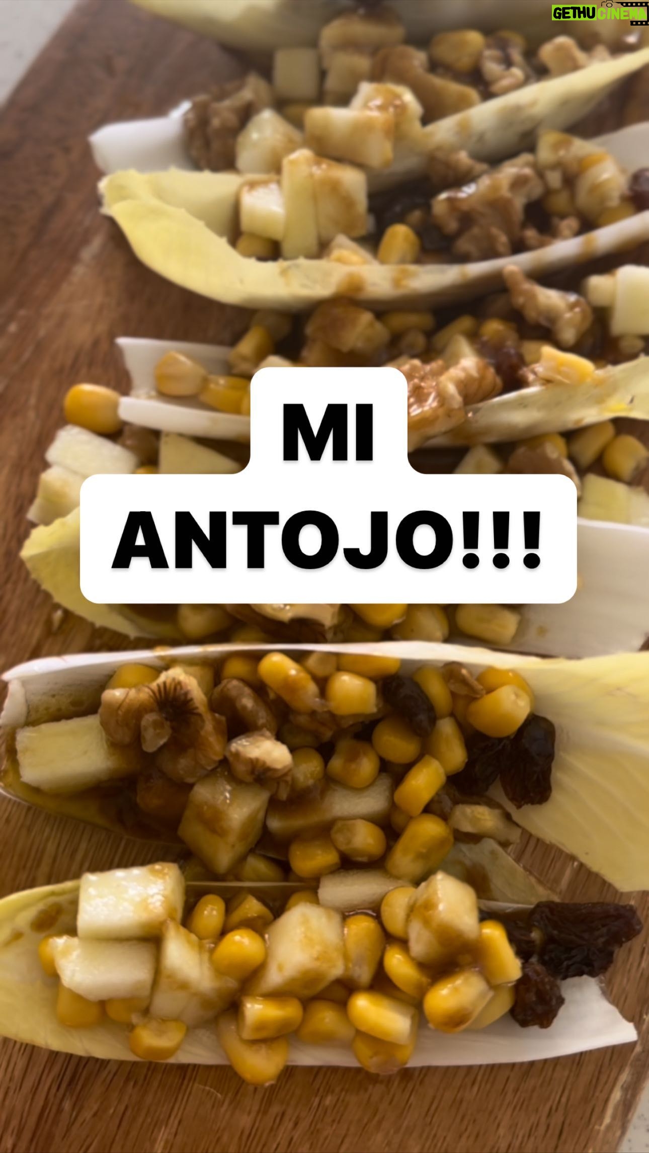 María Castro Instagram - MI ANTOJO!!!! Lavamos las endivias y preparamos el relleno! - manzana en trozos - maíz - pasas -nueces (ojo que con la granada está también para morirse) De salsita? Una melaza? - 2 cucharaditas de mostaza -pizca sal - 1 cucharadita vinagre balsámico de modena - 6 cucharadas aceite virgen extra -una cucharada de miel!! Removemos! Rellenamos las barquitas Regamos bien de salsa… Y ya me contáis!! Creo q amaréis las endivias tanto como yo!!!!!!!
