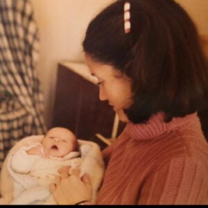 María Castro Instagram - Mamá… FELIZ CUMPLEAÑAZOS!!
Y más este año, que tenemos día real para felicitarte!!!!!!

Qué decirte que no sepas ya, o que no te haya dicho esta mañana. 
Pero hablar de los sentimientos más puros siempre me ha parecido sanador y necesario.

Te quiero infinito y te debo la vida! Pues casi que ya estaría…. 

Pero es que desde que me convertí en madre, me es inevitable valoror aún  más toooodos y cada uno de los recuerdos de mi infancia que tenemos juntas… y que vaya por delante que son muchos (era, y soy, “tu pegatina”, así nos conocían en Vigo)… 

- Lo que me escuchaste…. Hasta que que por salud para el coco a veces desconectabas, yo te pillaba y me decías: “hija, es q si te escucho todo el rato …jajajajjaj” Cuanto cascaba!!!!! Parece que aún me oigo, pero realmente es la voz de tus nietas, que tampoco se quedan atrás!

- lo que me animaste y creíste en mí… creo q ahí radica mi seguridad y mi ánimo para empezar cosas, en las que sé que no soy la mejor, pero que con esfuerzo toda puerta se acaba por abrir.

- Lo que me defendiste, como leona, frente a injusticias varias… dónde no hace falta que mente facetas deportivas, que “padecías” tú más que yo… porque yo enseguida entendí que la vida NO tiene por qué ser justa.

- Y lo que me protegiste… a veces de más?? Pues sí… pero era la tercera, la que te quedaba por cocer, en un mundo loco… y es que es tan difícil ser madre!
 Así que gracias por todo. Gracias por tu ánimo, por tu aparente ausencia de cansancio (al menos ante tu familia), gracias por estar SIEMPRE, gracias por ser abuelaza de manual y GRACIAS tamb por los errores que hayas cometido , porque me han enseñado a ser una madre imperfecta, y a que a recular, siempre hay tiempo. 

Ojalá la vida nos regale mucho más juntas… porque de disfrutarla contigo, NO ME CANSO!
#29defebrero