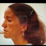 María Castro Instagram – Mamá… FELIZ CUMPLEAÑAZOS!!
Y más este año, que tenemos día real para felicitarte!!!!!!

Qué decirte que no sepas ya, o que no te haya dicho esta mañana. 
Pero hablar de los sentimientos más puros siempre me ha parecido sanador y necesario.

Te quiero infinito y te debo la vida! Pues casi que ya estaría…. 

Pero es que desde que me convertí en madre, me es inevitable valoror aún  más toooodos y cada uno de los recuerdos de mi infancia que tenemos juntas… y que vaya por delante que son muchos (era, y soy, “tu pegatina”, así nos conocían en Vigo)… 

– Lo que me escuchaste…. Hasta que que por salud para el coco a veces desconectabas, yo te pillaba y me decías: “hija, es q si te escucho todo el rato …jajajajjaj” Cuanto cascaba!!!!! Parece que aún me oigo, pero realmente es la voz de tus nietas, que tampoco se quedan atrás!

– lo que me animaste y creíste en mí… creo q ahí radica mi seguridad y mi ánimo para empezar cosas, en las que sé que no soy la mejor, pero que con esfuerzo toda puerta se acaba por abrir.

– Lo que me defendiste, como leona, frente a injusticias varias… dónde no hace falta que mente facetas deportivas, que “padecías” tú más que yo… porque yo enseguida entendí que la vida NO tiene por qué ser justa.

– Y lo que me protegiste… a veces de más?? Pues sí… pero era la tercera, la que te quedaba por cocer, en un mundo loco… y es que es tan difícil ser madre!
 Así que gracias por todo. Gracias por tu ánimo, por tu aparente ausencia de cansancio (al menos ante tu familia), gracias por estar SIEMPRE, gracias por ser abuelaza de manual y GRACIAS tamb por los errores que hayas cometido , porque me han enseñado a ser una madre imperfecta, y a que a recular, siempre hay tiempo. 

Ojalá la vida nos regale mucho más juntas… porque de disfrutarla contigo, NO ME CANSO!
#29defebrero
