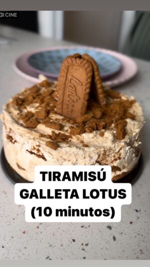 María Castro Instagram - TIRAMISÚ DE GALLETA LOTUS!

-mezclamos y batimos el mascarpone (una tarrina de 250g) con la crema de galleta lotus (200 g… aunq seguro que con cualquier crema de fruto seco, queda genial igual)
-añadimos la nata previamente montada (400 g) con movimientos envolventes, y ya tenemos lista la crema.

Montamos:
- capa de galleta lotus mojada en café ( valdría en leche chocolateada para los niñ@s)
- capa de crema
- capa de galleta
- cama de crema….

Y por encima, galleta machacadita y la decoración que queráis.

3 horitas de frío y a GOZAR!!!!!!!

Un espectáculo de verdad!
Y lista en 10 min!