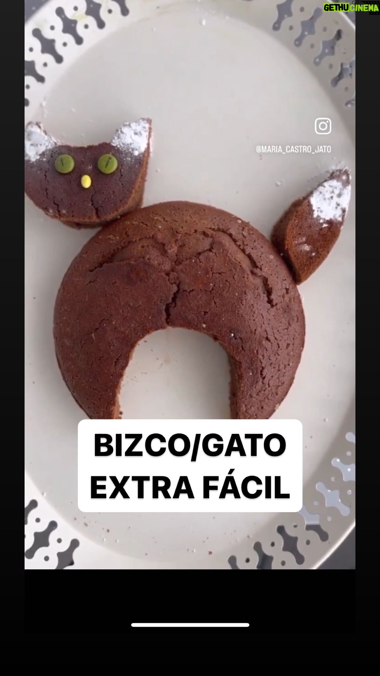 María Castro Instagram - Y así de fácil. Un simple bizcocho circular, en el más temido gato negro de HALLOWEEN! Este finde ya lo podéis ir practicando!!!!! Que Halloween está a la vuelta de la esquina!!!!! Tenéis la receta en el vídeo… pero vamos, que podéis hacerlo con el bizcocho que deseéis!!!! ÑAM!