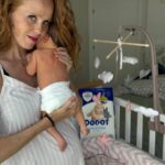María Castro Instagram - #PUBLI La experiencia, en casi todo, es un grado! Y en la maternidad no solo te ayuda a resolver, sino que te ayuda a elegir solo aquello que te ha funcionado! La primera estampa me encanta… y es que retratar el antes y el después, el dentro y fuera, tal y como hicimos con Olivia, es de los mejores recuerdos fotográficos que tenemos… por eso repetimos… Y por supuesto también repetimos nuestra experiencia con Dodot! Los Sensitive que son los que más absorben y protegen la piel y sy su línea amarillita (transformada en azul tras la humedad), que te avisa cuando hay que cambiar el pañal. Al igual que sus toallitas Aqua Pure… tan delicadas como su pieleciña! Por cierto, un súper consejo, si tienes un babé menor de 5 meses y todavía no te has descargado la APP DODOT VIP, introduciendo el código BIENVENIDADODOT, podrás pedir tu pack sensitive (talla 1 ó 2) y un pack de toallitas Aqua Pure. !!!!!Lo recibirás GRATIS en casa para probarlo!!!! Sigue estos pasos: 1) REGISTRATE. 2) VETE A LA PESTAÑA ESCANEAR 3) INTRODUCE EL CÓDIDO:BIENVENIDADODOT Ay madre, que tendrá la piel de los bebés para oler de una forma tan única, ser así de suave y no poder dejar de acariciarla…? Pues eso… a cuidarla se ha dicho! Y nosotros, con @dodot_es , estamos encantados por tres jajajajajjaj!