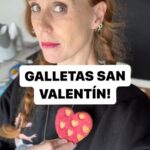 María Castro Instagram - GALLETAS ORIGINALES SAN VALENTÍN! La masa? La de siempre!!! 250 g mantequilla 380 g harina 1 huevo 100 g azúcar Chorrito vainilla Teñimos la mitad de la masa de rosa o rojo… y cortamos corazones en ambas, e intercambiamos posiciones!!!! Al horno 10 a 180 y Voilá!!! PRECIOSAS!