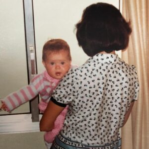 María Castro Instagram - Mamá… FELIZ CUMPLEAÑAZOS!!
Y más este año, que tenemos día real para felicitarte!!!!!!

Qué decirte que no sepas ya, o que no te haya dicho esta mañana. 
Pero hablar de los sentimientos más puros siempre me ha parecido sanador y necesario.

Te quiero infinito y te debo la vida! Pues casi que ya estaría…. 

Pero es que desde que me convertí en madre, me es inevitable valoror aún  más toooodos y cada uno de los recuerdos de mi infancia que tenemos juntas… y que vaya por delante que son muchos (era, y soy, “tu pegatina”, así nos conocían en Vigo)… 

- Lo que me escuchaste…. Hasta que que por salud para el coco a veces desconectabas, yo te pillaba y me decías: “hija, es q si te escucho todo el rato …jajajajjaj” Cuanto cascaba!!!!! Parece que aún me oigo, pero realmente es la voz de tus nietas, que tampoco se quedan atrás!

- lo que me animaste y creíste en mí… creo q ahí radica mi seguridad y mi ánimo para empezar cosas, en las que sé que no soy la mejor, pero que con esfuerzo toda puerta se acaba por abrir.

- Lo que me defendiste, como leona, frente a injusticias varias… dónde no hace falta que mente facetas deportivas, que “padecías” tú más que yo… porque yo enseguida entendí que la vida NO tiene por qué ser justa.

- Y lo que me protegiste… a veces de más?? Pues sí… pero era la tercera, la que te quedaba por cocer, en un mundo loco… y es que es tan difícil ser madre!
 Así que gracias por todo. Gracias por tu ánimo, por tu aparente ausencia de cansancio (al menos ante tu familia), gracias por estar SIEMPRE, gracias por ser abuelaza de manual y GRACIAS tamb por los errores que hayas cometido , porque me han enseñado a ser una madre imperfecta, y a que a recular, siempre hay tiempo. 

Ojalá la vida nos regale mucho más juntas… porque de disfrutarla contigo, NO ME CANSO!
#29defebrero