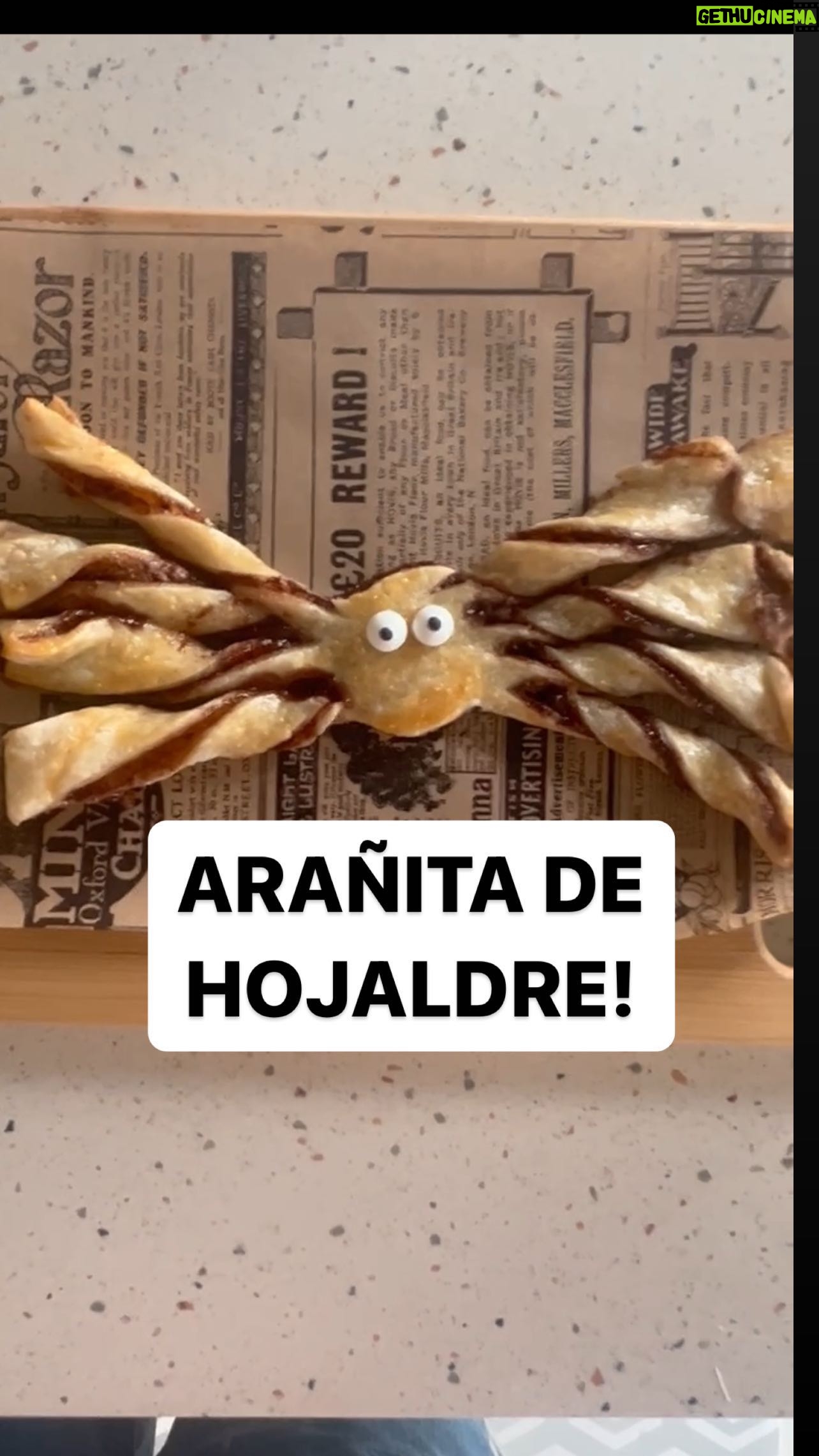 María Castro Instagram - ARAÑITA DE HOJALDRE QUE PULULA POR LA RED! Sólo que hecha con UNA plancha de hojaldre… porque así no sale tan “monstruosamente” grande y porque solo tenia una en la nevera, qué caray! -hojaldre a la mitad -crema de chocolate para untar -cerramos y hacemos el corte que se ve en el vídeo - cortamos las patas y las giramos - pintamos con huevo batido Y al horno a 180 unos 10 min! Listo! Mis pelos? Lo de menos… lo de más? Mi cara de placer!