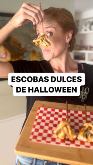 María Castro Instagram - VUELVO con mis recetitas sencillas y temáticas!!!!
Hoy va una para Halloween!!!!

ESCOBITAS mágicas y deliciosas!
Una lámina de hojaldre, cortada en rectángulos
Untamos con lo que más nos apetezca: crema de chocolate, de cacahuete, mermelada…
Doblamos por la mitad y cortamos los pelitos
Enroscamos en torno a un palito de pan o galleta
Pintamos con huevo y se va al horno a 180 unos 10 min!!!

Te morirás de sabor y de miedoooooooo!!!!