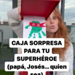 María Castro Instagram – Mis CHICAS…!
Esto se llama trabajar en equipo…. Una pintando y plasmando sus manos, la mayor completando los superhéroes y la otra desde la barriga ayudando a mamá a pegarlo todo!

TACHAN! Regalazo DIY para el día del padre… o de los Josés o Josefas, o de cuando sea!

El caso es llamarle “Súperhéroe” a la persona de tu vida!!!!

Ojalá os encante!!!!!

Por cierto, la voz de Maia es como para ponérmela cada noche antes de dormir 
Y el superman de la caja, es un rollo de papel higiénico forrado con goma Eva
