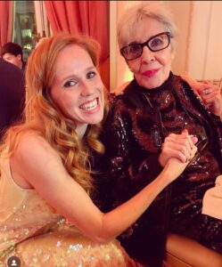 María Castro Instagram - Ay Concha! Tenía que poner esta foto, porque es de la última vez que tuve el honor de verte y disfrutarte … de estar con la PRIMERA! La número UNO! La que lo ha hecho todo, y todo bien. No pude evitar levantarme de mi mesa y saltarme el protocolo) para felicitarte por ese premio homenaje en los Fotogramas de Plata que te daban.!!! Y ella, en un tú a tú imponente y entrañable, me agarró así de la mano, mientras yo la apretaba con fuerza, por si se me pegaba algo. Menuda carrera, Concha. Menuda vida… profesional y personal! Sin perder nunca el tiempo, ni la sonrisa! Nos contó, mientras recibía aquel premio, que ya no va a trabajar más, porque sus hijos saben que necesita descanso y ya “no le dejaban” y que ahora ya eran ellos los que mandaban. Una fortaleza en sus palabras y a la vez una fragilidad, que la hacía tan humana, tan real… tan yeyé.. Nos contó miles de batallas entre nuestros aplausos espontáneos, que finalizaron diciendo: “bueno, me callo ya, que mi hijo Manuel dice que os deje cenar…” Lo que ella no sabía , es que podríamos escuchar sus batallas la noche entera y sin descanso… porque como os digo, porque quien lo ha hecho todo, y así de bien, tiene mucho que enseñar y compartir. Aquella noche mereció la pena… y mucho! Gracias a la organización por haberla traído, por premiarla… por haberme dejado conocerla…porque premiándola a ella, premiasteis a la cultura y nos premiasteis a todos. GRACIAS CONCHA POR TANTO. Ahora ya puedes descansar de verdad. SIEMPRE en nuestra memoria. Un abrazo enorme a toda la familia