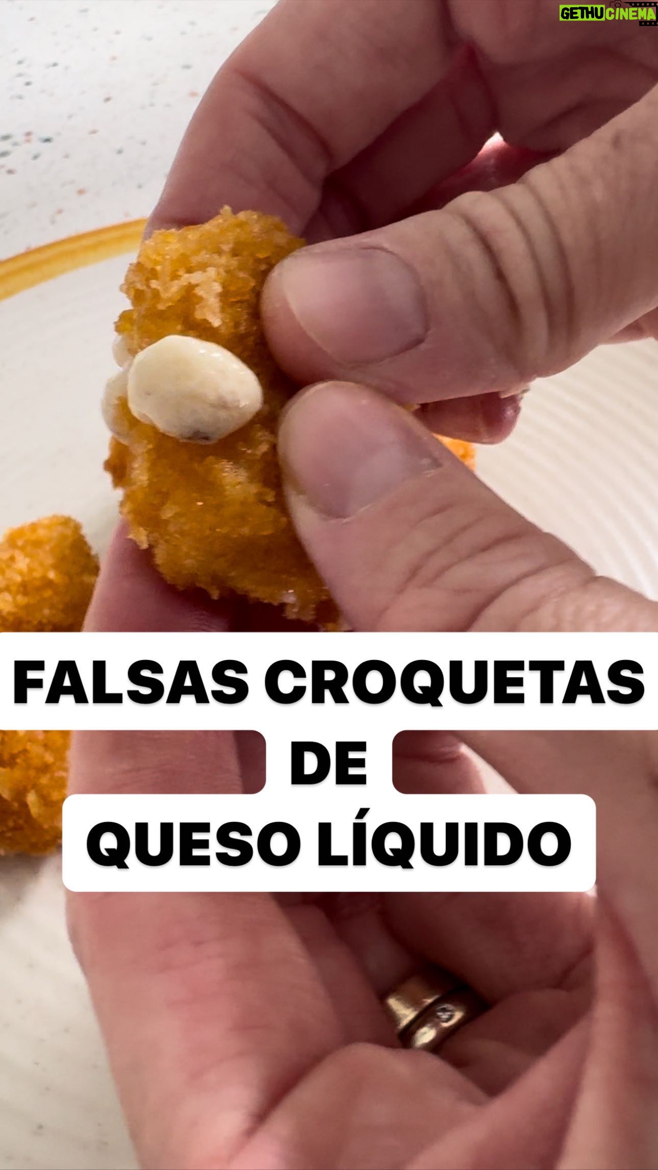 María Castro Instagram - FALSAS CROQUETAS DE QUESO LÍQUIDO! Y con solo 3 ingredientes. -hervimos 200ml de nata pata montar en una olla - añadimos 40 gramos de queso gouda en trozos (las nueces son opcionales) - una vez mezclado y derretido añadimos medio sobre de gelatina en polvo Listo. La masa se lleva en un Tupper a la nevera y se deja reposar 3 horas. Se corta en cuadraditos y se reboza de la siguiente manera: -harina -huevo -pan rallado -huevo -pan rallado Se fríen en abundante aceite y bien caliente, se escurren bien… y con o sin mermelada son MORTALES!!!! Prometido!!!!