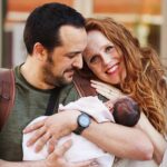 María Castro Instagram – 15 días de vida, Little EMMA!
Llegas con la CALMA propia de haber nacido velada (que esto no os lo había contado aún) y a la vez con toda la FUERZA de la naturaleza, capaz de cerrar un ciclo, el de mi maternidad (3 cesáreas son más que suficientes), y con ello sanar heridas… y todo ello mientras cumples sueños…Nuestro sueño de vida!

Vamos por partes..entré a quirófano tranquila, serena… sabiendo los riesgos que asumía, y el tesoro que nos esperaba. Los que me conocen bien, saben que soy inquieta, pero no “nerviosa” para enfrentarme a las situaciones límite… y ahí tengo q decir que igual cuento con ventaja… porque siempre he pensado que mi tío Suso me vigila desde arriba, y sabrá tocar la tecla que corresponda, en caso de que algo se tuerza. GRACIAS una vez más, tío favorito del mundo mundial. No hay como creer. 
Y eso que las terceras cesáreas… cuanto más las posteriores, no son de las operaciones favoritas de médicos y anestesistas.El útero debe contraerse, nada más “despegarte” al bebé de las entrañas…y cuantas más cicatrices tenga, puede que esa función se vea disminuída…y en ese caso poco más pueden hacer que esperar, y tener bolsas de transfusión por si… Por suerte allí se quedaron las mías, intactas, porque todo salió como se esperaba…Pero me doy cuenta que vuelvo a adelantarme, perdón. 

Al despedirme de Jose(en este hospi las cesareas son sin acompañante),lloré…obvio sí!Pero de pura emoción…por conocedora de lo que iba a vivir una vez más! 
Jose y yo nos hicimos la foto de rigor al despedirnos (él, yo, y las fotos de las neniñas), sabiendo que al salir todo sería diferente, pero igual de increíble que antes de entrar.

Me desinfectaron,me rociaron la espalda con algo muy frío y procedieron a pinchar la columna… que si duele?No lo sé.Yo solo podía pensar en”frena  las piernas María, que tiemblan como la paja,de forma incontrolada e involuntaria,y a ver si te mueves y la lías”

El anestesista empezó a cantar “Cruz de Navajas” (muy “salao ”)mi canción favorita dónde las haya, y supe que esa coincidencia solo podía traer en breve  buenas noticias

Automáticamente las piernas se duermen, el temblor deja paso al frío del quirófano y…(sigue en comentarios)
