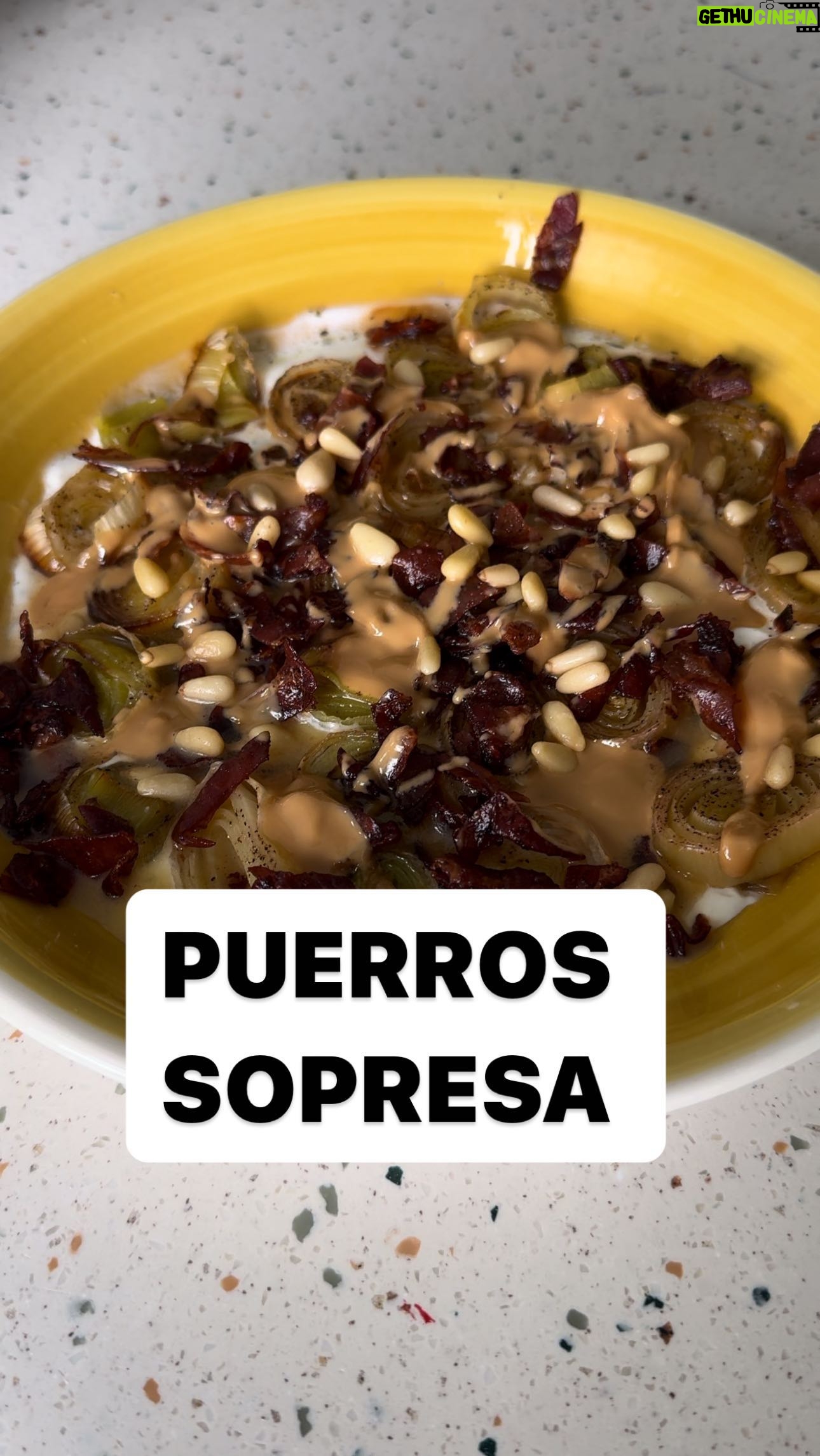 María Castro Instagram - PUERROS ASADOS SORPRESA Que vaya por delante que me chifla el puerro… pero creo q aunque no me gustase, esta receta la tendría de cabecera!!!!! Ponemos en una fuente el puerro cortado con aceite, sal y pimienta. Y se va al horno a 180 unos 15 min. Vamos con la base del plato. Yogur griego con aceite limón, sal, pimienta y hierbas provenzales. Removemos Colocamos el puerro asado ya encima de la base. Y por encima: tostamos mantequilla en la sartén y doramos jamoncito. Como toque final: hilitos de crema de cacahuete y unos piñones…o cualquier otro fruto seco. Probadlo por favor. De MUERTE! Lo haréis este finde???? Por cierto, le he visto esta ricura a @paulasumasi