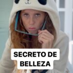 María Castro Instagram – A observadores no os gana nadie, y aunq sí es cierto que estoy pelín más flaca ( tamb me lo habéis dicho), también habéis notado que mi piel está mejor… más jugosa, con más vida… que parece como más descansada… y ya os digo que no, que entre mudanza, niñas y trabajo, no estoy descansando más… sobre todo porque a mí me va la marcha.😅

Pues como compartir es de riquiñas, ahí va lo que llevo meses aplicándome en la piel, y me da que va a ser la clave de la mejora…

– Primero empiezo con el Serum concentrado Hyaluron Activ B3 de @avene , muy fresquito y ligero,  efecto tensor inmediato y apto también para el contorno de los ojos, lo cual facilita bastante las cosas.

– Segundo paso: la crema regeneradora celular, con una textura la mar de aterciopelada y una potente fórmula antiedad… la cual consigue que a los 15 días, la mejora en la piel, se note.

– y el tercer paso, y no por ello menos importante, el Fluido solar antiedad… pero no por ser pelirroja eh… deberíamos aplicarnosla a diario TOD@S. Porque encima de proteger e hidratar, previene el envejecimiento. Que lo tiene todo, vamos!

Pues venga, a cuidarse… y que no sea porque yo no os lo advertí!