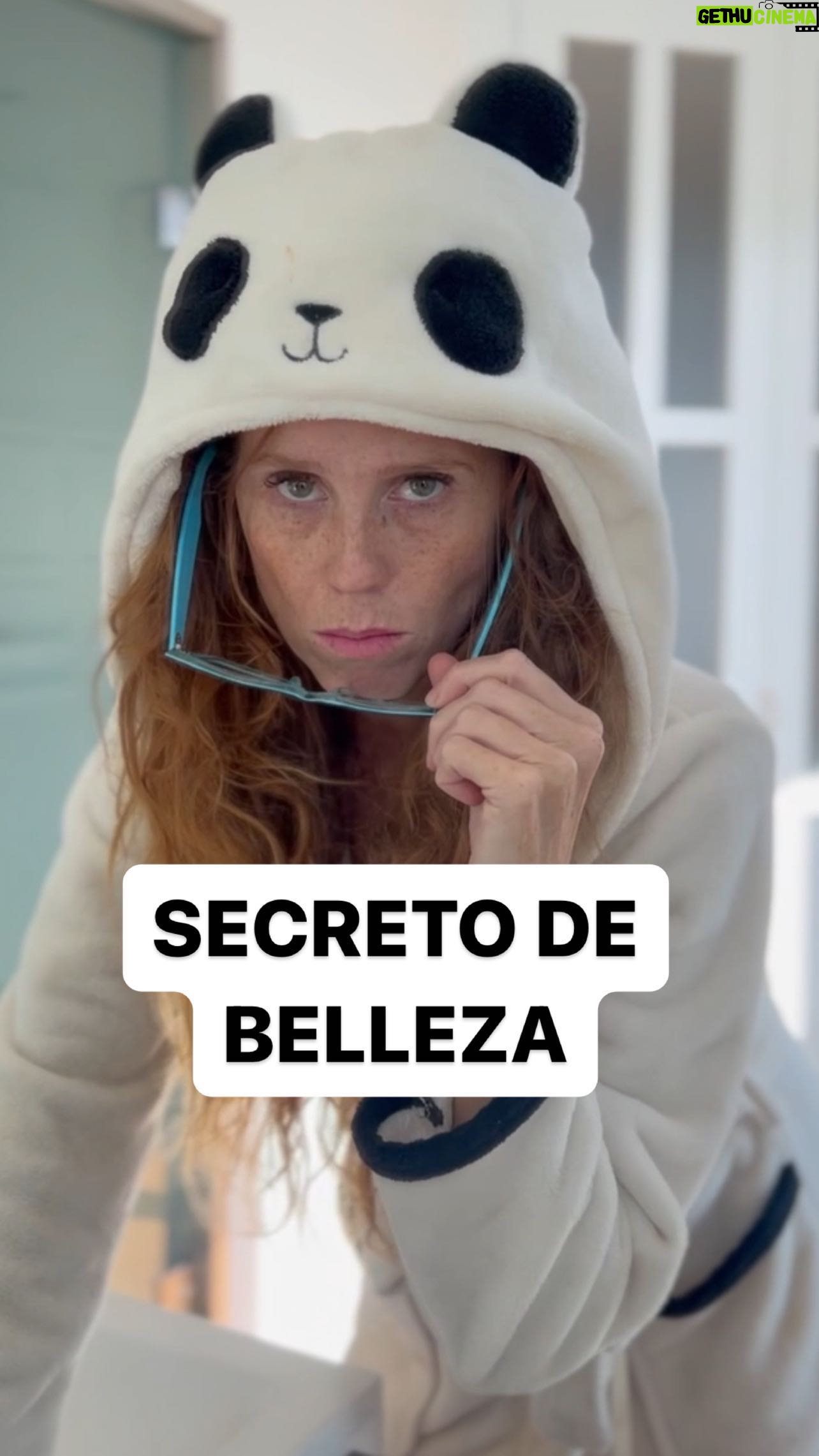 María Castro Instagram - A observadores no os gana nadie, y aunq sí es cierto que estoy pelín más flaca ( tamb me lo habéis dicho), también habéis notado que mi piel está mejor… más jugosa, con más vida… que parece como más descansada… y ya os digo que no, que entre mudanza, niñas y trabajo, no estoy descansando más… sobre todo porque a mí me va la marcha.😅 Pues como compartir es de riquiñas, ahí va lo que llevo meses aplicándome en la piel, y me da que va a ser la clave de la mejora… - Primero empiezo con el Serum concentrado Hyaluron Activ B3 de @avene , muy fresquito y ligero, efecto tensor inmediato y apto también para el contorno de los ojos, lo cual facilita bastante las cosas. - Segundo paso: la crema regeneradora celular, con una textura la mar de aterciopelada y una potente fórmula antiedad… la cual consigue que a los 15 días, la mejora en la piel, se note. - y el tercer paso, y no por ello menos importante, el Fluido solar antiedad… pero no por ser pelirroja eh… deberíamos aplicarnosla a diario TOD@S. Porque encima de proteger e hidratar, previene el envejecimiento. Que lo tiene todo, vamos! Pues venga, a cuidarse… y que no sea porque yo no os lo advertí!