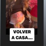 María Castro Instagram - Si hay algo que se sabe de mí, es que soy “navideña” hasta la médula! Porque no me dejan poner el árbol, el día que recojo las calabazas de Halloween, que si no…. Realmente soy de celebrar… exprimiendo cada ocasión, por pequeñísima que sea… La Navidad, sé que para muchos, es momento de desaparecer y olvidarse del mundo… y es que las ausencias, no se olvidan. Sin embargo, a mí me gusta recordar a través de las fiestas, las tradiciones de esos que nos querían por encima de todo, pero que ya no pueden sentarse en la mesa. Y obviamente, otra cosa que me chifla de estas fiestas, es VOLVER a casa… “terriña, en nada te exprimo!!!” Y que en esa vuelta, haya una gran madeja de turrones, de esos que también siempre “vuelven” por Navidad… los de @_el_almendro Yo soy más del blando que del duro… pero es q ahora, se han incorporado a la tradición, un montón de variedades de turrón de chocolate sabrosísimos: cheesecake, almendrado, ruavieja, pistacho y arándanos. Una delicia disfrutarlos, mientras disfrutas de los tuyos. #VuelveACasa #ElAlmendro #publi