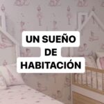 María Castro Instagram – Cuando sea pequeña, QUIERO esta habitación!
Queríamos que siguieran compartiendo, porque yo tengo los mejores recuerdos de haberlo hecho con mi hermana hasta que se fue a estudiar fuera 😅… y la verdad es que @picarazan nos dio la idea.

Yo solo mandé las medidas, y en medio de mis lagunas mentales, me enseñaron este diseño. Y obvio dije: ÉSTE VA A SER!

Pero es que encima, ahora en directo y en casa, aún me gusta más… porque son de estas maderas fuertes y robustas! Vamos, que jose se mete en la cama con una, y yo con la otra, para que se duerman “antes” 🙏🏻 y sueñen cosas bonitas 😀!

Y claro… si ya a la habitación le sumas los textiles, apaga y vámonos! Hace mucho le había dicho chafo el ojo a este papel de bailarinas del @ilmondodialex … pero es que cusca do vi que además tenían alfombra vinílica a juego, las fundas y cojines con los nombres, las cortinas y la ventana mágica circular…. Es que me tuve q llevar el pack!!!

Gracias por haber hecho un sueño de habitación, realidad… y por velar de forma tan dulce el sueño de nuestras hijas cada noche!

Ah y @viruta_de_lavanda_ como veis después de tus años, vuestras muñequitas de la puerta y las letras de madera, siguen en su cuarto! De casa en casa…