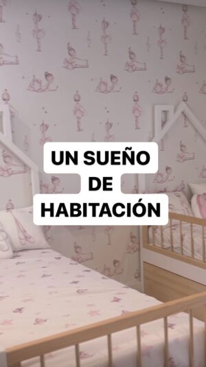 María Castro Instagram - Cuando sea pequeña, QUIERO esta habitación!
Queríamos que siguieran compartiendo, porque yo tengo los mejores recuerdos de haberlo hecho con mi hermana hasta que se fue a estudiar fuera 😅… y la verdad es que @picarazan nos dio la idea.

Yo solo mandé las medidas, y en medio de mis lagunas mentales, me enseñaron este diseño. Y obvio dije: ÉSTE VA A SER!

Pero es que encima, ahora en directo y en casa, aún me gusta más… porque son de estas maderas fuertes y robustas! Vamos, que jose se mete en la cama con una, y yo con la otra, para que se duerman “antes” 🙏🏻 y sueñen cosas bonitas 😀!

Y claro… si ya a la habitación le sumas los textiles, apaga y vámonos! Hace mucho le había dicho chafo el ojo a este papel de bailarinas del @ilmondodialex … pero es que cusca do vi que además tenían alfombra vinílica a juego, las fundas y cojines con los nombres, las cortinas y la ventana mágica circular…. Es que me tuve q llevar el pack!!!

Gracias por haber hecho un sueño de habitación, realidad… y por velar de forma tan dulce el sueño de nuestras hijas cada noche!

Ah y @viruta_de_lavanda_ como veis después de tus años, vuestras muñequitas de la puerta y las letras de madera, siguen en su cuarto! De casa en casa…