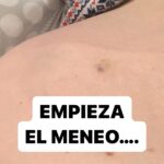 María Castro Instagram - 28 semanas y nuestra niña empieza a manifestarse a base de BIEN! Al ladito de los pinchazos de heparina.. la veis??? Ayer fue la primera noche en la que pude capturar, y no solo sentir, sus movimientos… porque poco se habla de ese momento inexplicable y digno de estudio, en el que se mueve sin parar, pero al detectar la cámara apuntándola, y como si te sintiera, PARA! Ayer pudo ser… y nosotros Jose pensando que ahora nos saldría la “tranquila”, por compensar y por necesidad… pero me da a mí que viendo este meneo, se viene curvas! Eso sí, mi abuelo decía: “a min dádeme nenos movidos”… pues no te preocupes abuelo, que ahí viene la tercera!