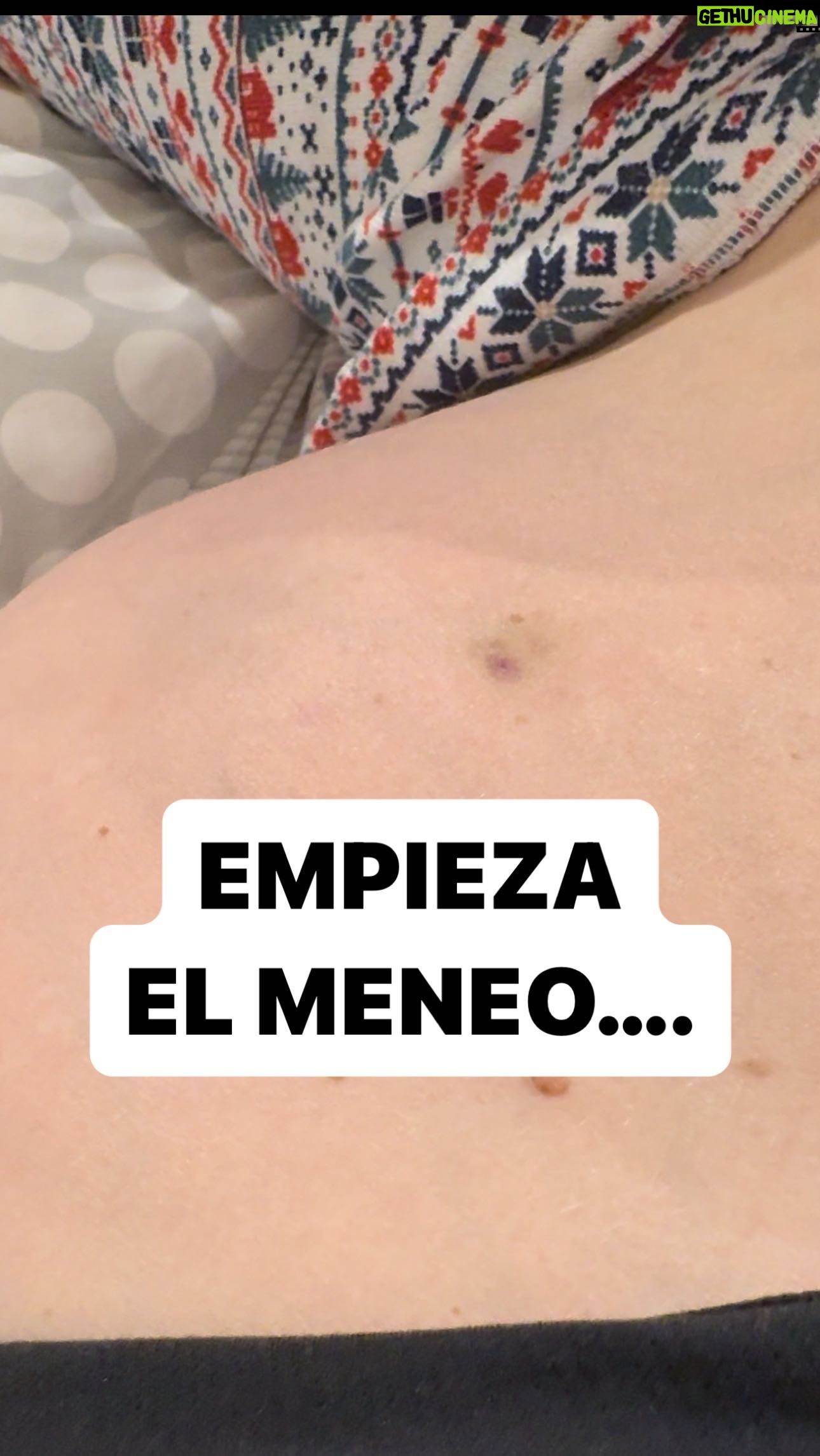 María Castro Instagram - 28 semanas y nuestra niña empieza a manifestarse a base de BIEN! Al ladito de los pinchazos de heparina.. la veis??? Ayer fue la primera noche en la que pude capturar, y no solo sentir, sus movimientos… porque poco se habla de ese momento inexplicable y digno de estudio, en el que se mueve sin parar, pero al detectar la cámara apuntándola, y como si te sintiera, PARA! Ayer pudo ser… y nosotros Jose pensando que ahora nos saldría la “tranquila”, por compensar y por necesidad… pero me da a mí que viendo este meneo, se viene curvas! Eso sí, mi abuelo decía: “a min dádeme nenos movidos”… pues no te preocupes abuelo, que ahí viene la tercera!