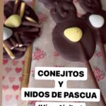 María Castro Instagram - Niditos y conejos de pascua! Necesitáis chocolate puro, palitos de pan o galleta, y huevitos de choco! Como veis con derretir el chocolate tenemos media elaboración. - para los conejos le damos la forma al chocolate sobre el palito. - y para los nidos, machacamos los palitos sobre el chocolate (o los colocamos luego en forma de nido) y listo. Decoramos con huevitos y a la nevera a enfriar!!! Buenos están un rato Bonitos es pbvio Y fáciles pues ya veis!!!!!