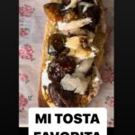 María Castro Instagram - MI TOSTA FAVORITA EVER!!! -pan de maíz tostado -tomates cherry al horno, con aceite sal y vinagre de módena. A 180 unos 10 min. - sobre el pan ponemos la burrata, los tomates, la ventresca (o la caballa) , sal y un chorrito de miel!!!!!! Creo q mi cara lo dice todo, pero PROBADLO PORFI! Ya como consejo personal!