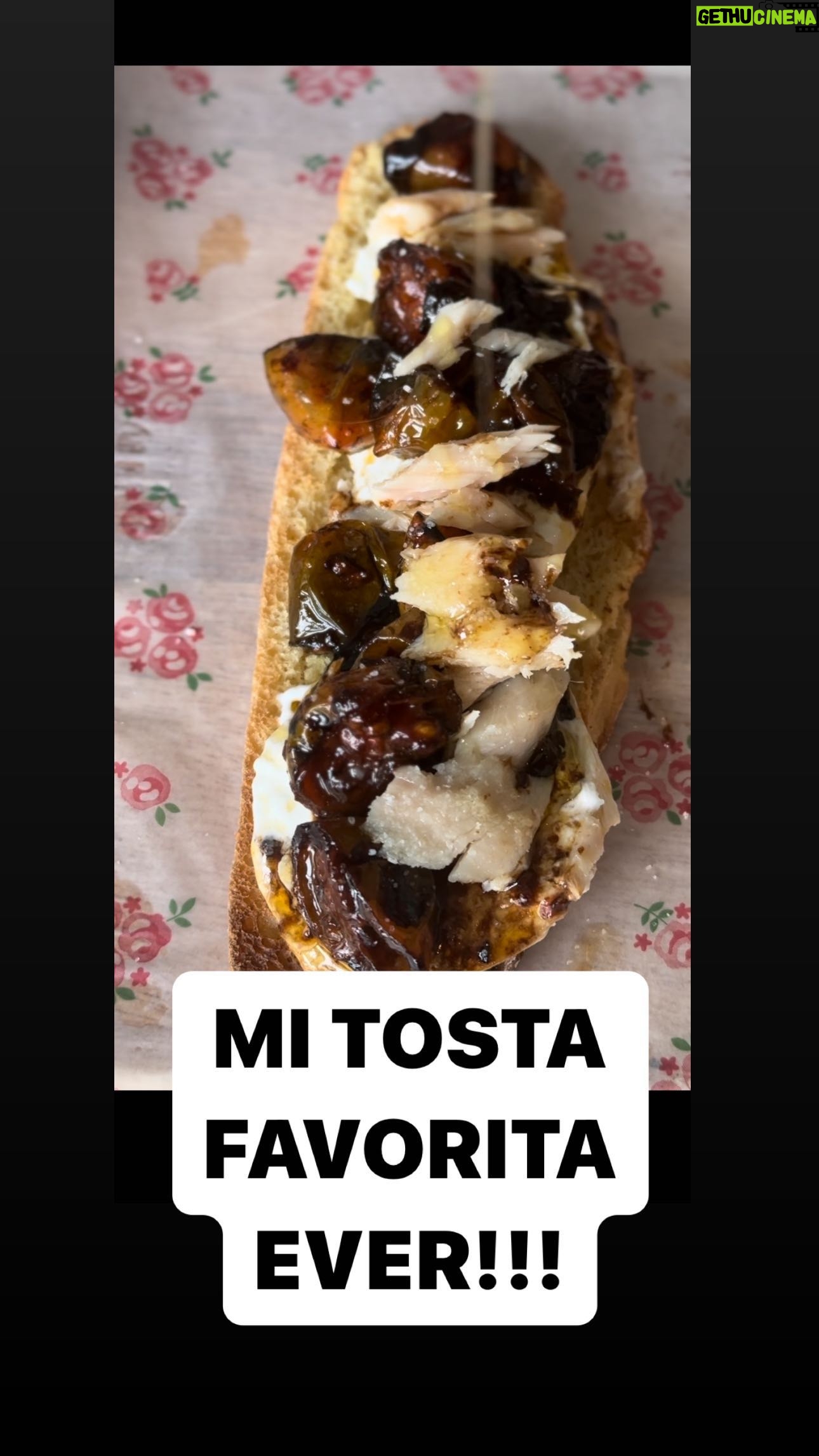 María Castro Instagram - MI TOSTA FAVORITA EVER!!! -pan de maíz tostado -tomates cherry al horno, con aceite sal y vinagre de módena. A 180 unos 10 min. - sobre el pan ponemos la burrata, los tomates, la ventresca (o la caballa) , sal y un chorrito de miel!!!!!! Creo q mi cara lo dice todo, pero PROBADLO PORFI! Ya como consejo personal!