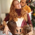 María Castro Instagram – Rellena y rodeada de amor, a mis 42!
Llegados a este punto, me parece que pedir más, no sería justo!

Sólo que esta nueva aventura de vida  y “multiplicación” del amor, continúe tan bien como va!

Gracias a los que me han enviado mensajes ayer a las 00h (mis papis SIEMPRE LOS PRIMEROS), gracias a los que me los han enviado ya hoy desde bien temprano, a los que me han felicitado por la calle y por Instagram… gracias tamb a los que no me felicitaran por falta de tiempo y por el dichoso “luego le escribo” que luego se olvida, porque entiendo que todos vamos a mil.
E incluso gracias a los que no quieran ni vayan a felicitarme, porque eso significará que en el momento idóneo han salido de mi vida… lastres fuera. 

Gracias @jose_manuel_villalba por dejarte llevar por mis deseos de familia numerosa y mi locura de vida, y gracias por el desayuno sorpresa de esta mañana… venir a trabajar con la velita ya soplada es un PLUS. 

Y gracias, pequeñas mías/nuestras… por haber llegado para revolucionarlo todo y para hacerme entender que no todo era tan importante, ni tan vital…. Que la exigencia era más sano cambiarla por transigencia. Y gracias por recordarme que si algo tiene solución para qué llorar. Y si no la tiene, para qué llorar igualmente. 
Nuestra arma siempre será escucharnos, con la paciencia por bandera y respetarnos (aunque a veces no nos entendamos), porque hemos venido a este mundo distintos e imperfectos… y precisamente ahí está la magia de la vida!

Hermanos!!!! Estoy embarazada por tercera vez por vosotros eh… por repetir patrones… y por regalarle a las niñas todo el cariño, y tooooodo la apoyo incondicional que siempre me habéis dado a mí.

Papás! No llega un  GRACIAS…aunque guste oírlo. Porque ni en 100 vidas podría devolveros lo que me habéis dado a mí: empezando por mi vida, y terminando por entregarme la vuestra!
 
FELIZ CUMPLE PA MÍ!!!