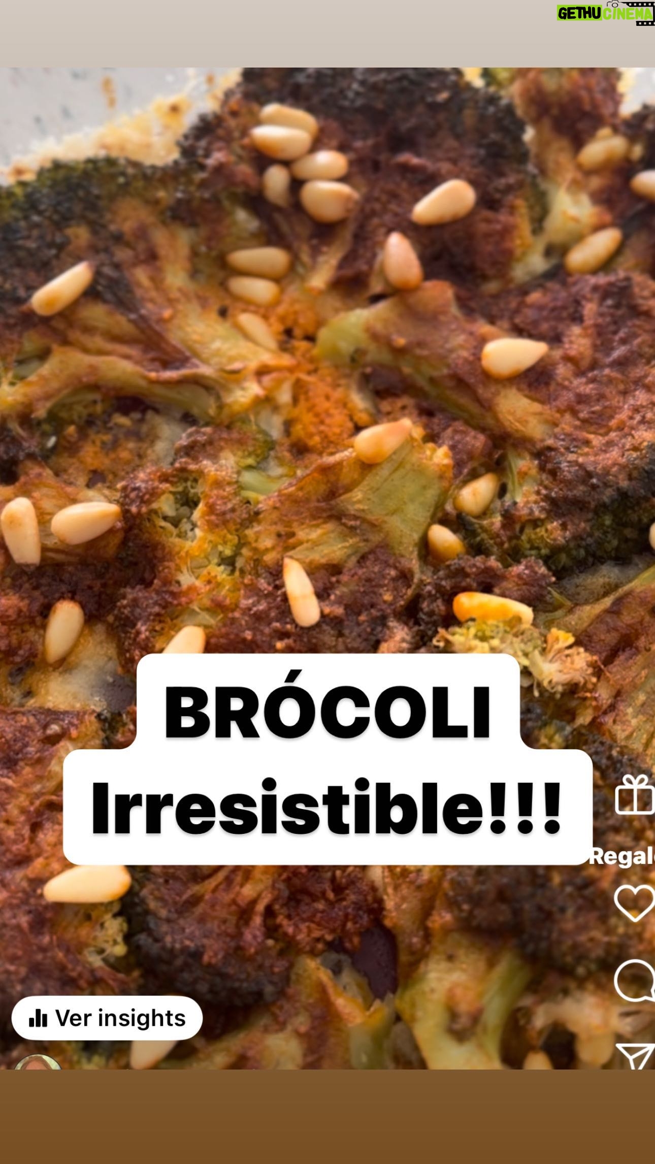 María Castro Instagram - BRÓCOLI IRRESISTIBLE Y CRUNCHY! Mientras cocemos el brócoli, preparamos en un cuenco: aceite de oliva, sal y pimentón. En una fuente ponemos parmesano, el brócoli cocido y chafado con un vaso, lo pintamos con la salsitavy añadimos unos piñones o nueces! Se va al horno a 180 unls 10 min y ahí lo tenéis. Crunchy crunchy y buenísimo!!!!