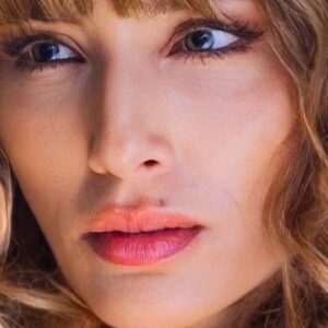 María Elena Swett Instagram - Últimos Capítulos 

Lo mejor de Kari @dimeconquienandaschv 

Capítulo 118 @chilevision 
Capítulo 119 @paramountplus 

Las Baby Gol viajaron hasta Argentina para advertir a la nueva víctima de Paulo y evitar su matrimonio, un plan que no fue del gusto de Ramón.

Puedes ver la teleserie por  Chilevision de lunes a jueves después de la  medianoche 

#maneswett❌ #maneswett #Karilovers #kari #actrizdetelenovela #actrizdeserie #actrizdetelevisión #actrizdeteatro #actrizchilena #actrizdecine #teleserie #DimeConQuiénAndas #dimeconquienandaschv❤️
