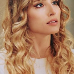 María Elena Swett Instagram - Lo mejor de Kari @dimeconquienandaschv 
Capítulo 41 @chilevision 
Capítulo 42 @paramountplusar 

Luego del apasionado beso con Ramón. Kari enfrenta a Paulo, tantas mentiras por parte de él, la hacen tomar una drástica decisión. 

No te pierdas los nuevos capítulos de #DimeConQuiénAndas por la plataforma @paramountplusar @paramountplus. 

Y por Chilevision  después de #EspiandolaCasa de #GranHermanoCHV, de lunes a jueves.
.
.
.
.
.
#maneswett #mslovers❌ #maneswett❌ #karilovers #DimeConQuiénAndasCHV #teleserie #novela #comedia #seriechilena #teleserieschilena #actrizdetelenovela #actrizdeserie #actrizdetelevisión #actriz #romance #espectáculo #paramountplus #paramountplusar #latinoamerica #celebridades