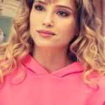 María Elena Swett Instagram - Lo mejor de Kari @dimeconquienandaschv Capítulo 69 @chilevision Capítulo 70 @paramountplusar Kari tiene un nuevo lugar para partir nuevamente con sus diseños. Su atracción por Ramón crece cada día más No te pierdas los nuevos capítulos de #DimeConQuiénAndas por la plataforma @paramountplusar @paramountplus. Y por Chilevision después de #EspiandolaCasa de #GranHermanoCHV, de lunes a jueves