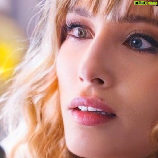 María Elena Swett Instagram - Entramos en la Recta Final de nuestra Teleserie #dimeconquienandas Lo mejor de Kari @dimeconquienandaschv Kari le confiesa a su mamá lo que siente por Ramón, sin saber que él estaba escuchando enterándose de los verdaderos sentimientos de la diseñadora, por lo que hace algo para impresionarla y decirle que la ama y que no la va dejar sola. Capítulo 106 @chilevision Capítulo 107 @paramountplus Puedes ver la teleserie completa a través de @paramountplus @paramountplusar Y por Chilevision de lunes a jueves después de la medianoche #maneswett❌ #maneswett #Karilovers #kari #actrizdetelenovela #actrizdeserie #actrizdetelevisión #actrizdeteatro #actrizchilena #actrizdecine #teleserie #DimeConQuiénAndas #DimeconquienandasCHV