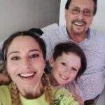 María Elena Swett Instagram - ❌ Mi Papá: “No te detengas triste gaviota sigue tu canto… Sigue hija… Tú… Sigue! “ . . . Una canción sin fecha de estreno. . Cuantas veces cantamos con tanta fuerza esta canción que resistimos imparables. Juntos. Cuantas veces la lloramos este último año, tanto. Pero encontré el primer ensayo y no me acordaba de cuánto desafinamos y cómo nos reímos… Juntos. . . . . . . 28 de Abril del 2024 . #papá #mivaliente #teamo y como sea #sigo