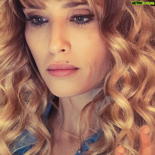 María Elena Swett Instagram - Lo mejor de Kari @dimeconquienandaschv Capítulo 80 @chilevision Capítulo 81 @paramountplusar Kari no perdona la traición de su amiga... Puedes ver la teleserie completa a través de la plataforma @paramountplusar @paramountplus Y por Chilevision de lunes a jueves después de la teleserie turca Relaciones Peligrosas. #maneswett❌ #maneswett #Karilovers #kari #actrizdetelenovela #actrizdeserie #actrizdetelevisión #actrizdeteatro #actrizchilena #actrizdecine #teleserie #DimeConQuiénAndasCHV #DimeConQuienAndasCHV #teleserieschilena