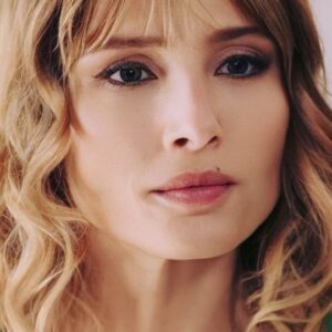 María Elena Swett Instagram - Lo mejor de Kari @dimeconquienandaschv 
Capítulo 43 @chilevision 
Capítulo 44 @paramountplusar 

No te pierdas los nuevos capítulos de #DimeConQuiénAndas por la plataforma @paramountplusar @paramountplus. 

Y por Chilevision  después de #EspiandolaCasa de #GranHermanoCHV, de lunes a jueves.
.
.
.
.
.
#maneswett #mslovers❌ #maneswett❌ #karilovers #DimeConQuiénAndasCHV #teleserie #novela #comedia #seriechilena #teleserieschilena #actrizdetelenovela #actrizdeserie #actrizdetelevisión #actriz #romance #espectáculo #paramountplus #paramountplusar #latinoamerica #celebridades