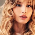 María Elena Swett Instagram - Lo mejor de Kari @dimeconquienandaschv Capítulo 36 @chilevision Capítulo 37 @paramountplusar No te pierdas los nuevos capítulos de #DimeConQuiénAndas por la plataforma @paramountplusar @paramountplus. Y si te gusta trasnochar lo puedes ver en chilevision después de #EspiandolaCasa de #GranHermanoCHV, de lunes a jueves. . . . . . #maneswett #mslovers❌ #maneswett❌ #karilovers #DimeConQuiénAndasCHV #teleserie #novela #comedia #seriechilena #teleserieschilena #actrizdetelenovela #actrizdeserie #actrizdetelevisión #actriz #romance #espectáculo #paramountplus #paramountplusar #latinoamerica #celebridades