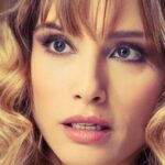 María Elena Swett Instagram - Lo mejor de Kari @dimeconquienandaschv Capítulo 109 @chilevision Capítulo 110 @paramountplus Kari llamó a la prensa para que queden registros de la detención de Paulo y Mireya. Sin embargo, uno de sus cómplices logrará darse a la fuga Puedes ver la teleserie completa a través de @paramountplus @paramountplusar Y por Chilevision de lunes a jueves después de la medianoche #maneswett❌ #maneswett #Karilovers #kari #actrizdetelenovela #actrizdeserie #actrizdetelevisión #actrizdeteatro #actrizchilena #actrizdecine #teleserie #DimeConQuiénAndas #DimeconquienandasCHV